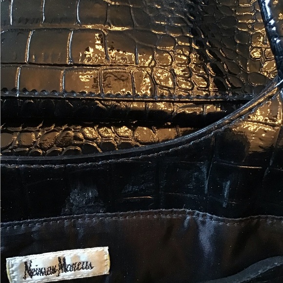 NWOT Neiman Marcus Leather Shoulder Tote Bag in Navy Blue. - Picture 3 of 4